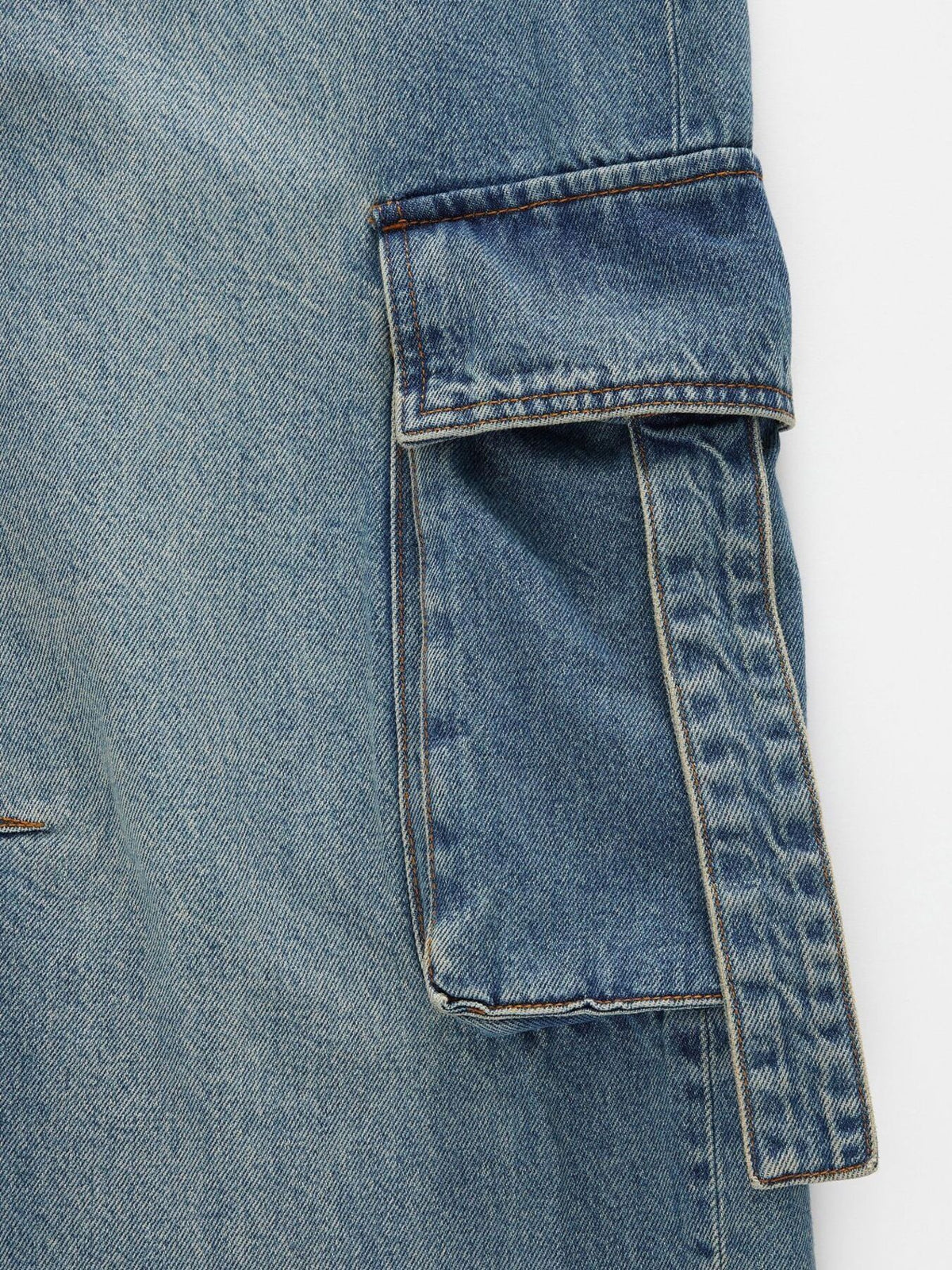 Cargo jeans side pocket detail