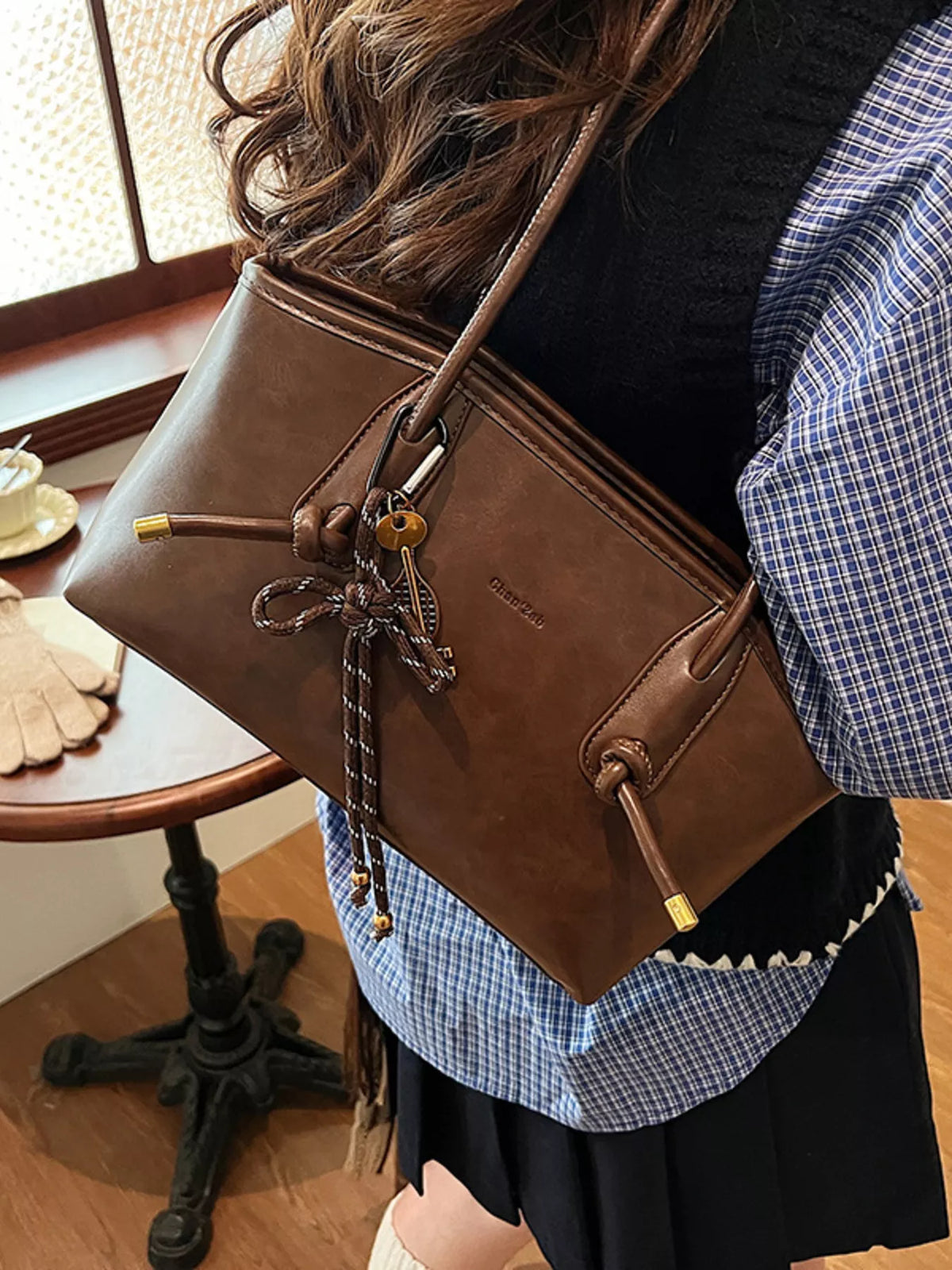 Leather shoulder bag side profile