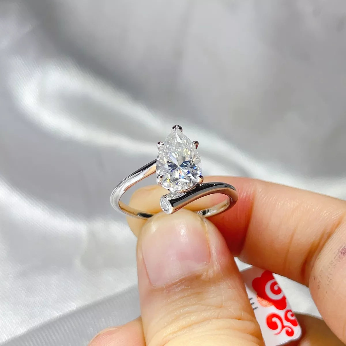 Top down view of the moissanite solitaire ring