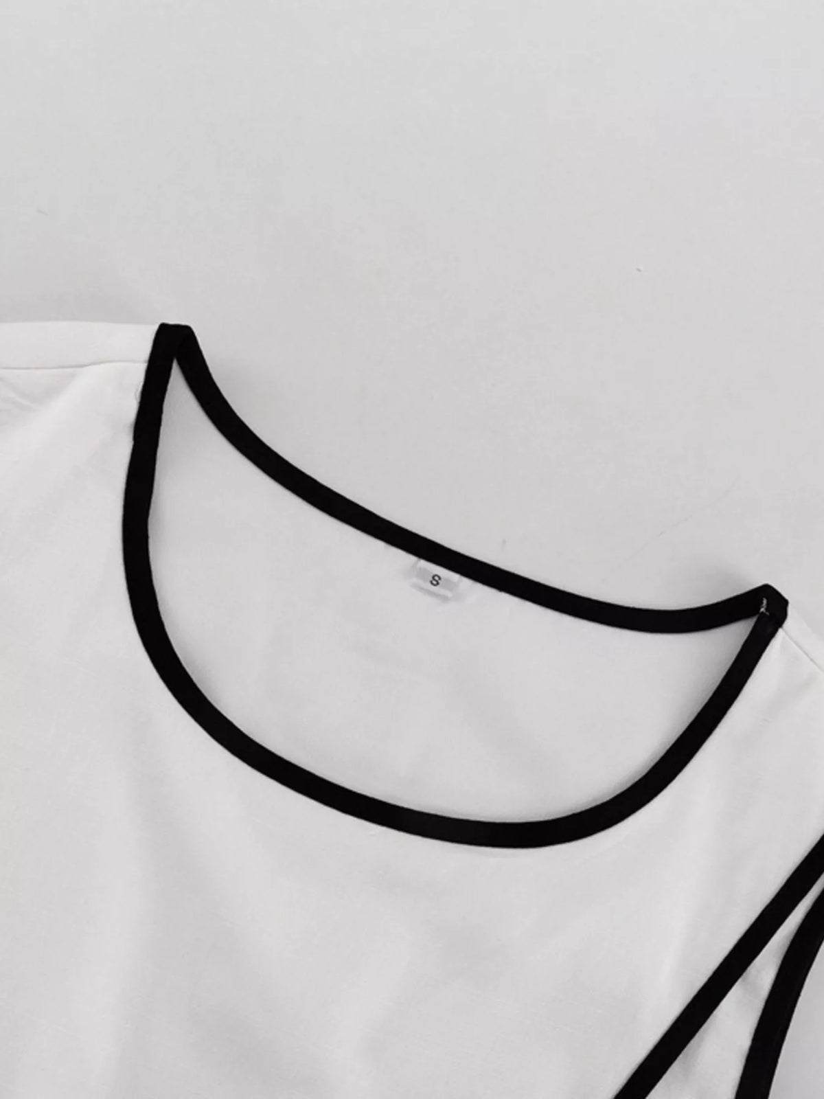 Sleeveless top and pants set styling
