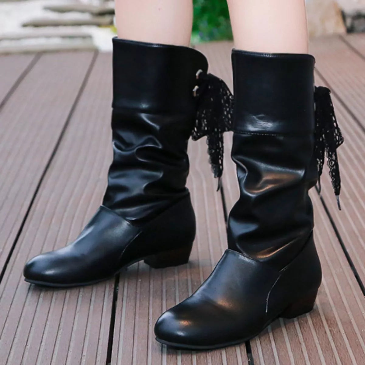 Round Toe Block Heel Boots upper detail