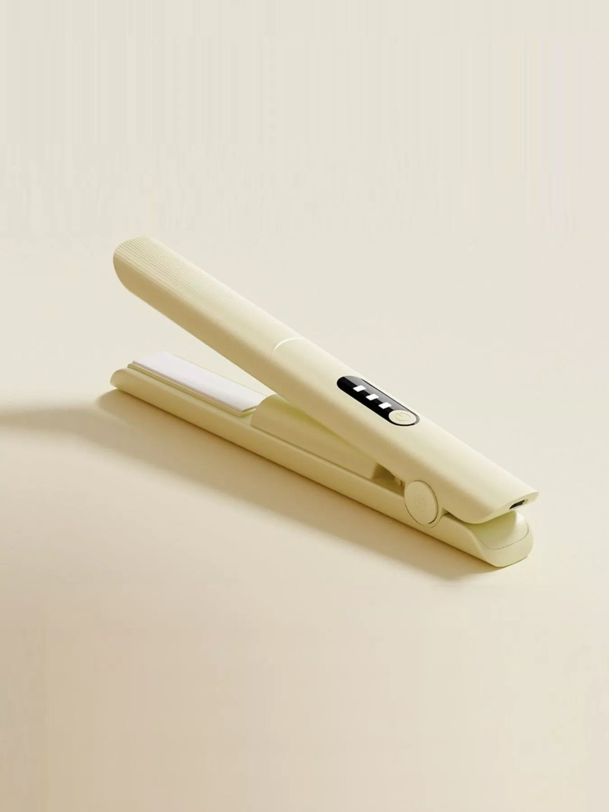 Cordless straightener with charging cable