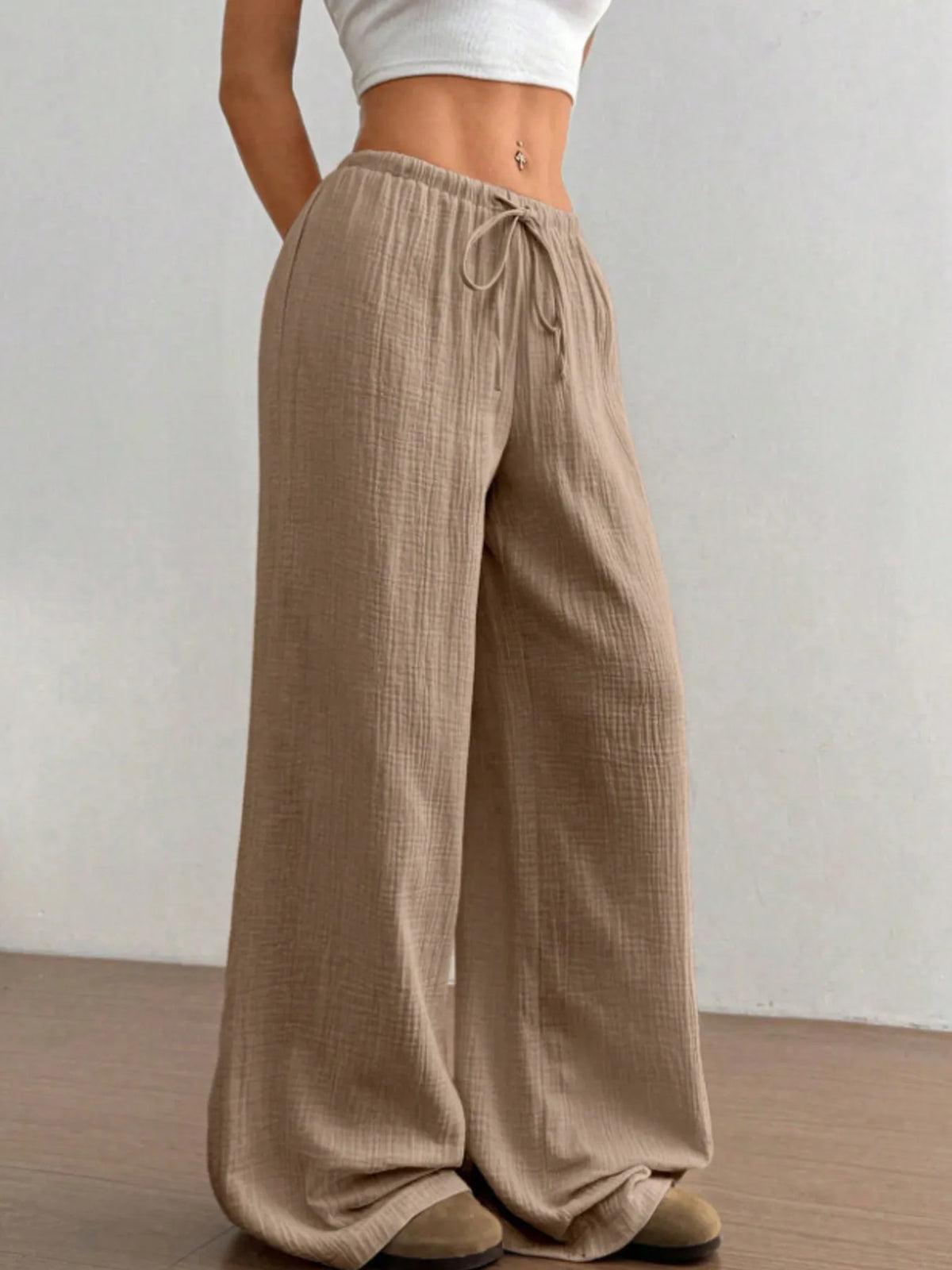 Wide leg pants waist detail