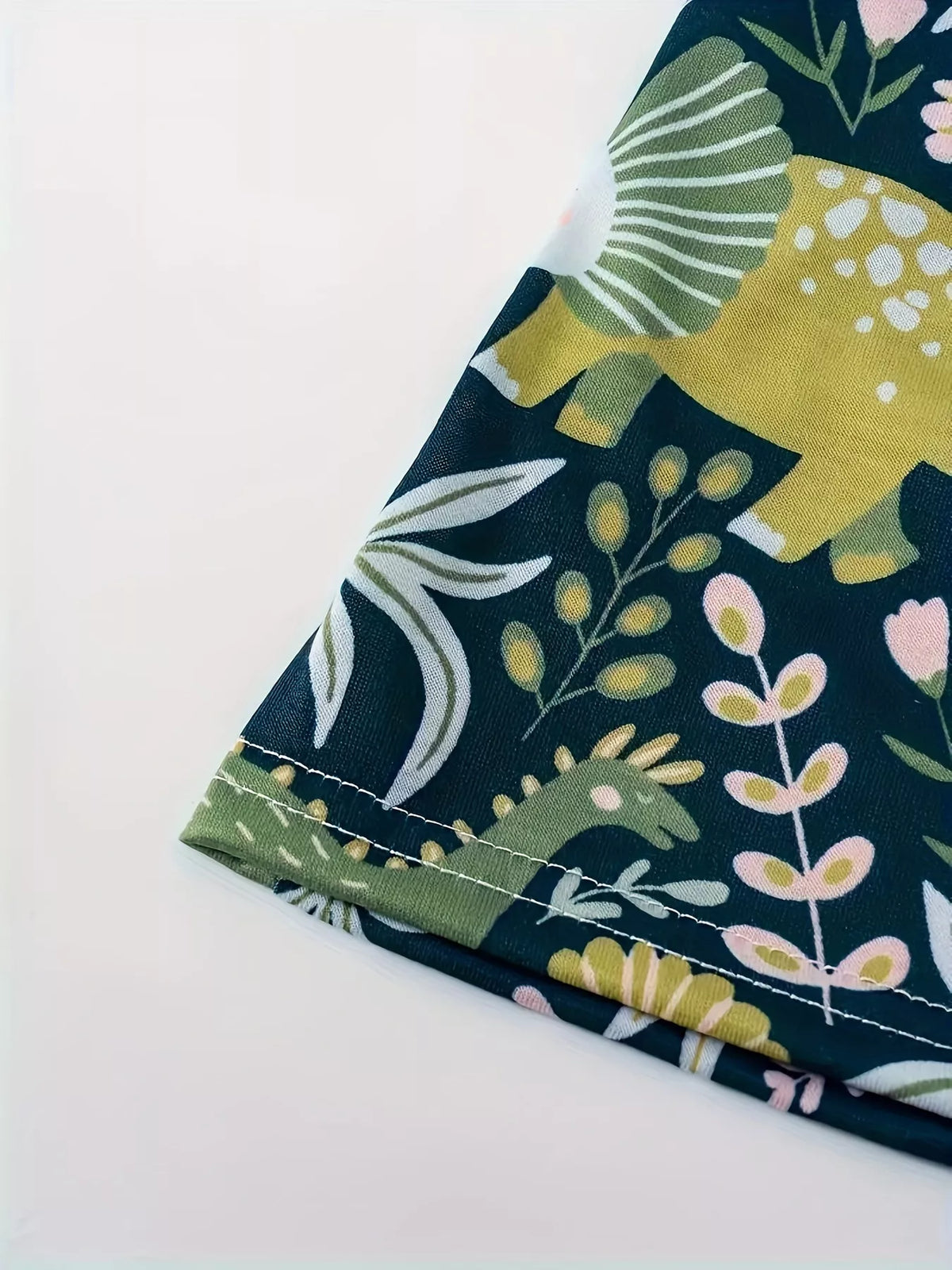 Elastic waist detail on the printed midi skirt