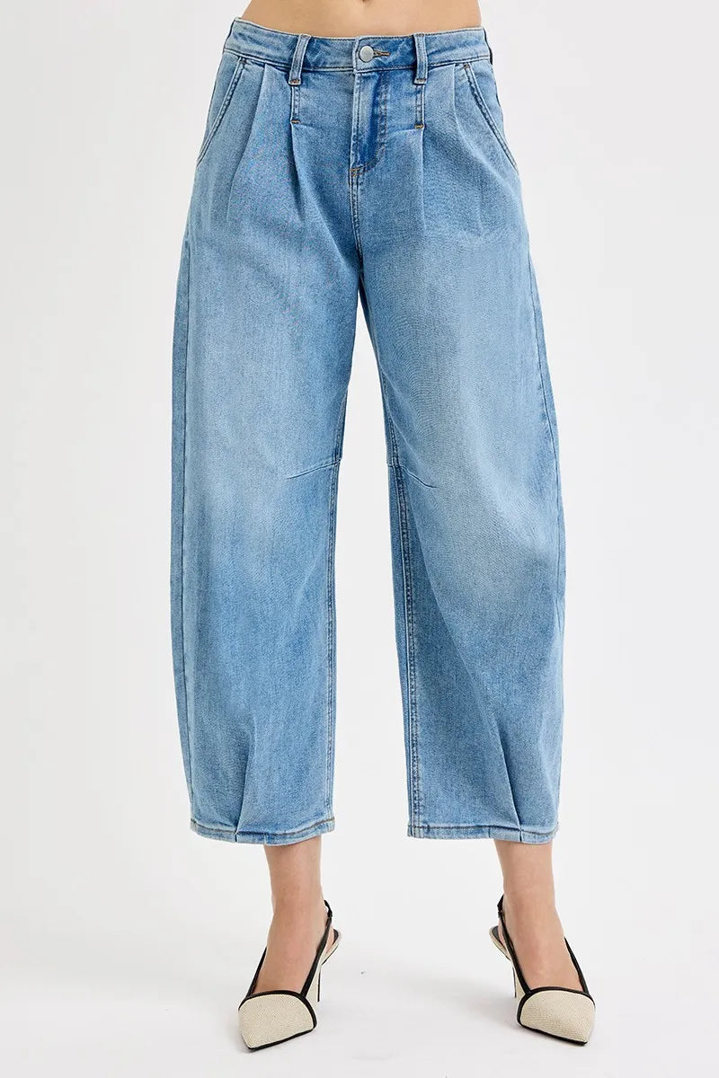Pleated boyfriend jeans detail at the front waist