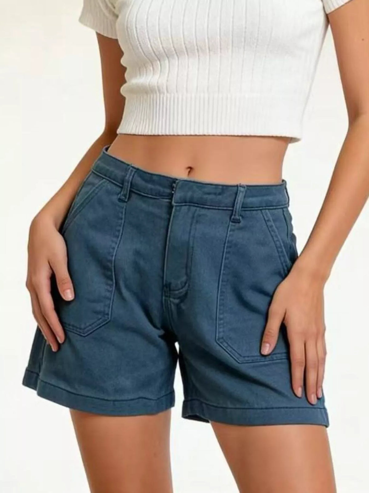 Pocketed denim shorts hem detail