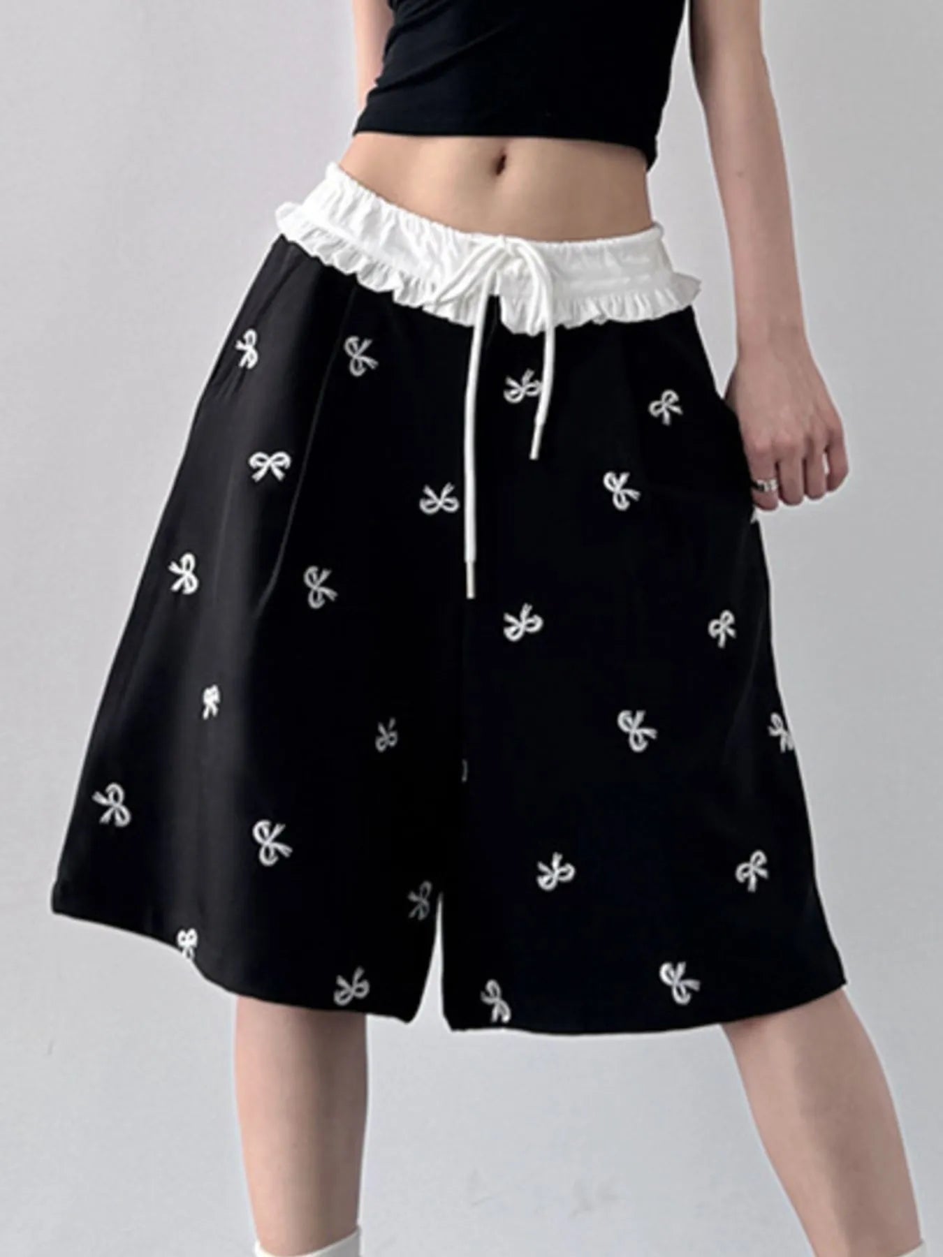 Bow Print Wide Leg Shorts with Contrast Ruffle Waistband Black - Fashorio