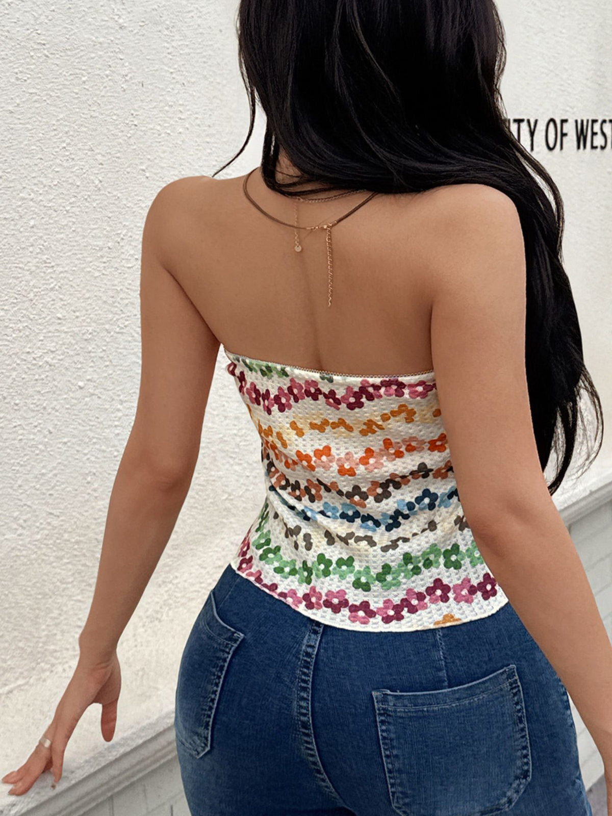 Close up of the straight neckline