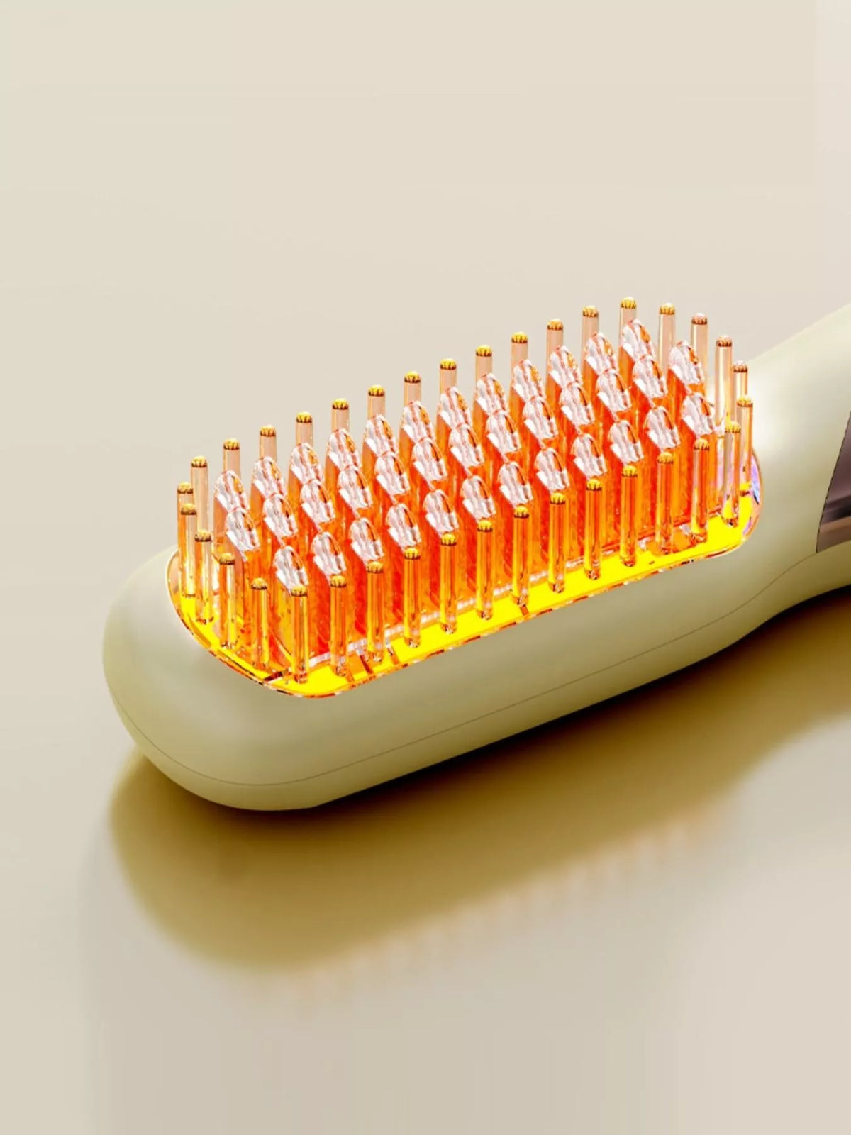 Straightening comb held in hand