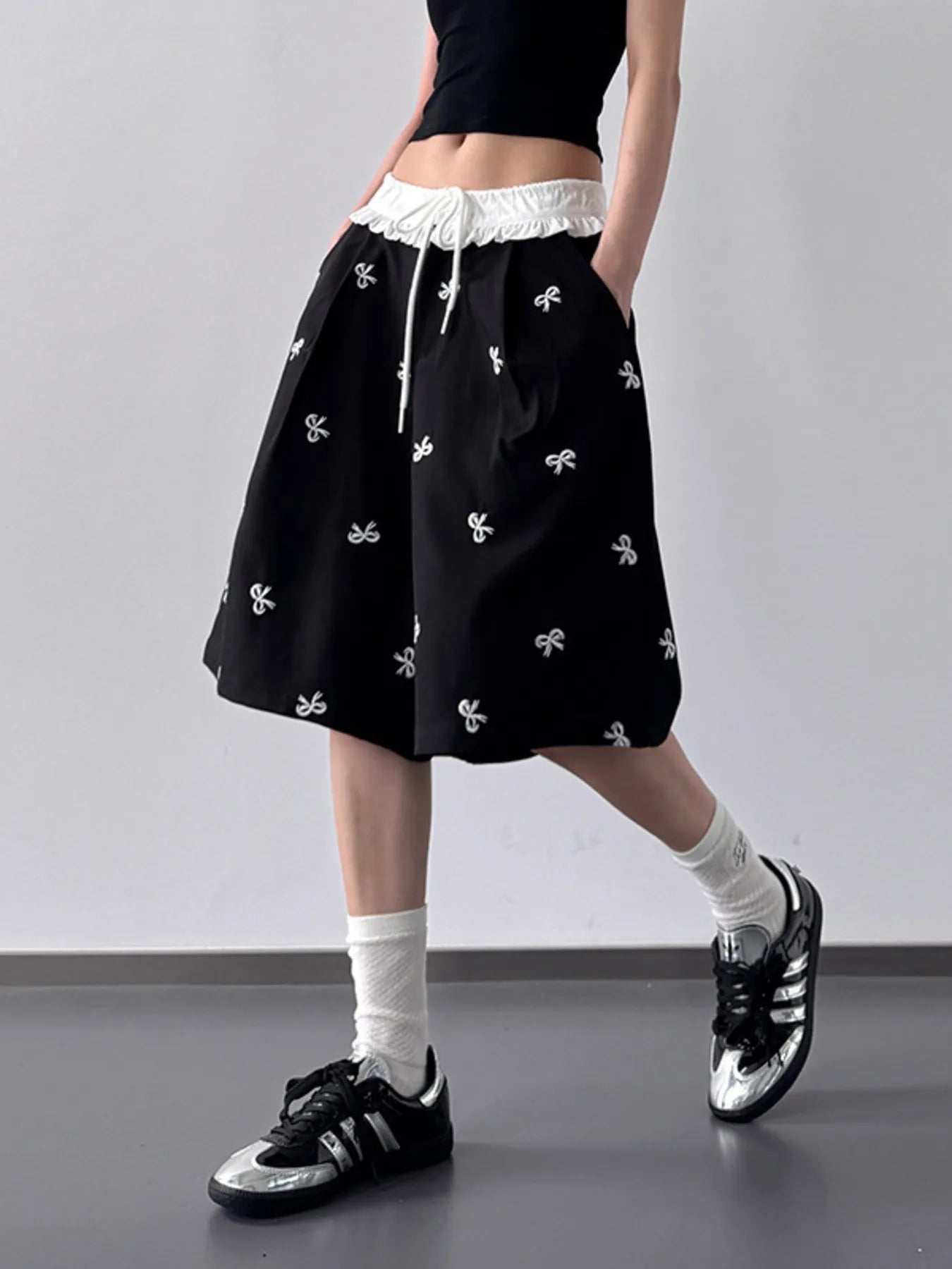 Bow Print Wide Leg Shorts with Contrast Ruffle Waistband - Fashorio