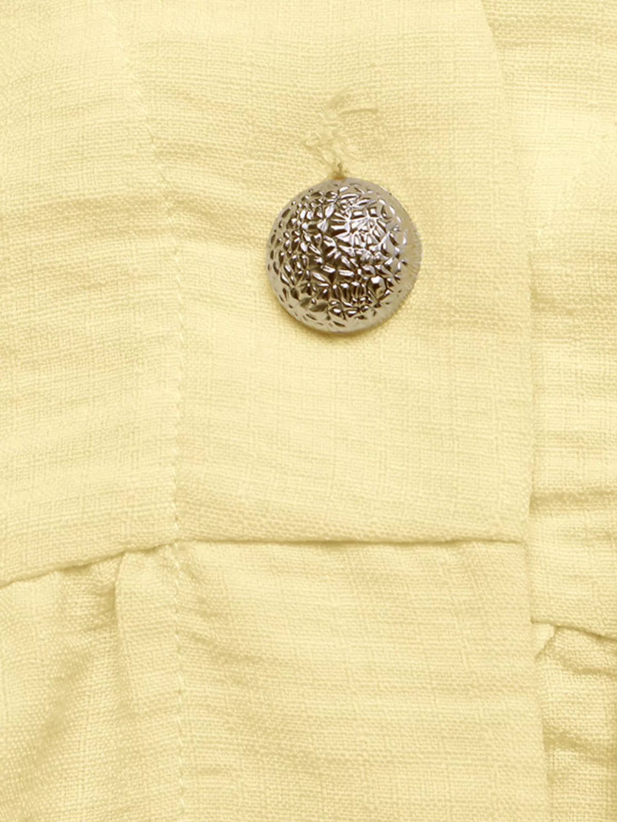 Sleeveless top neckline detail