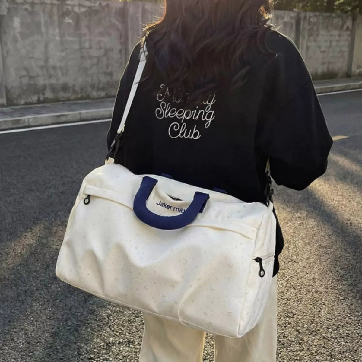 Duffel bag top zipper closure detail