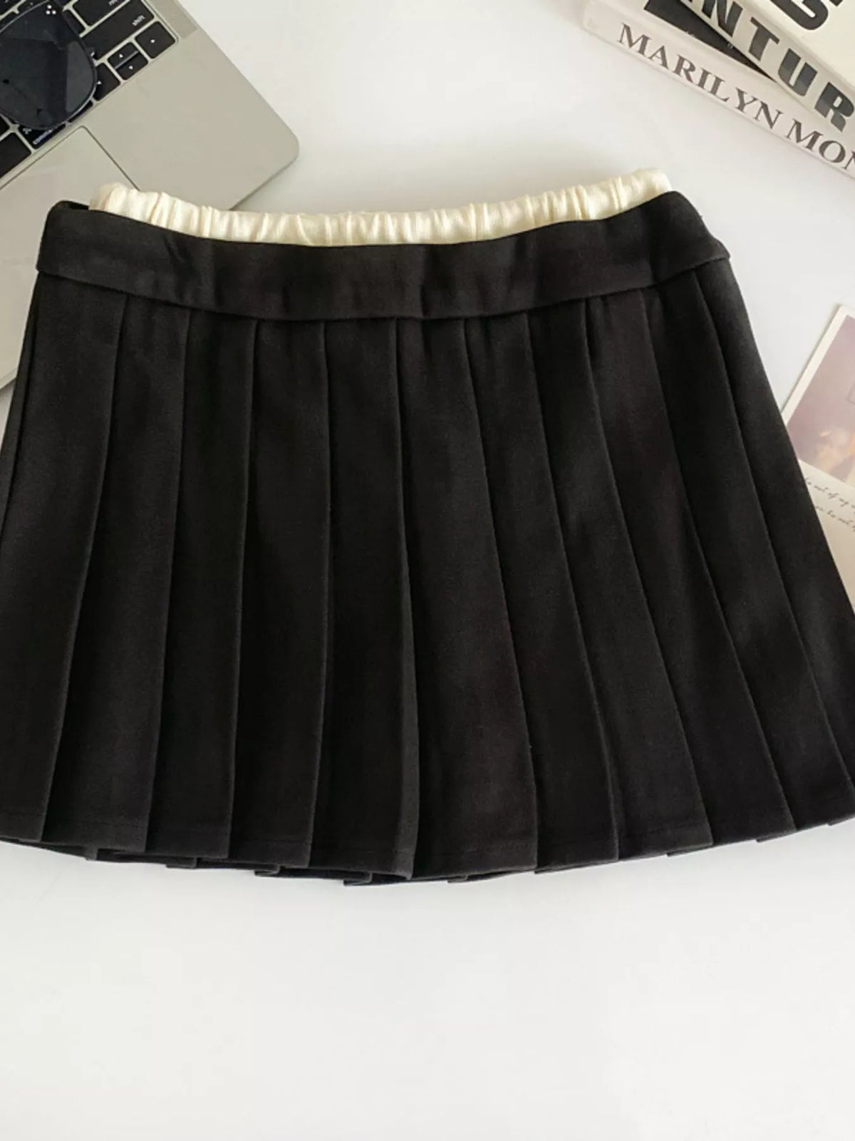 Drawstring waist detail on pleated skirt
