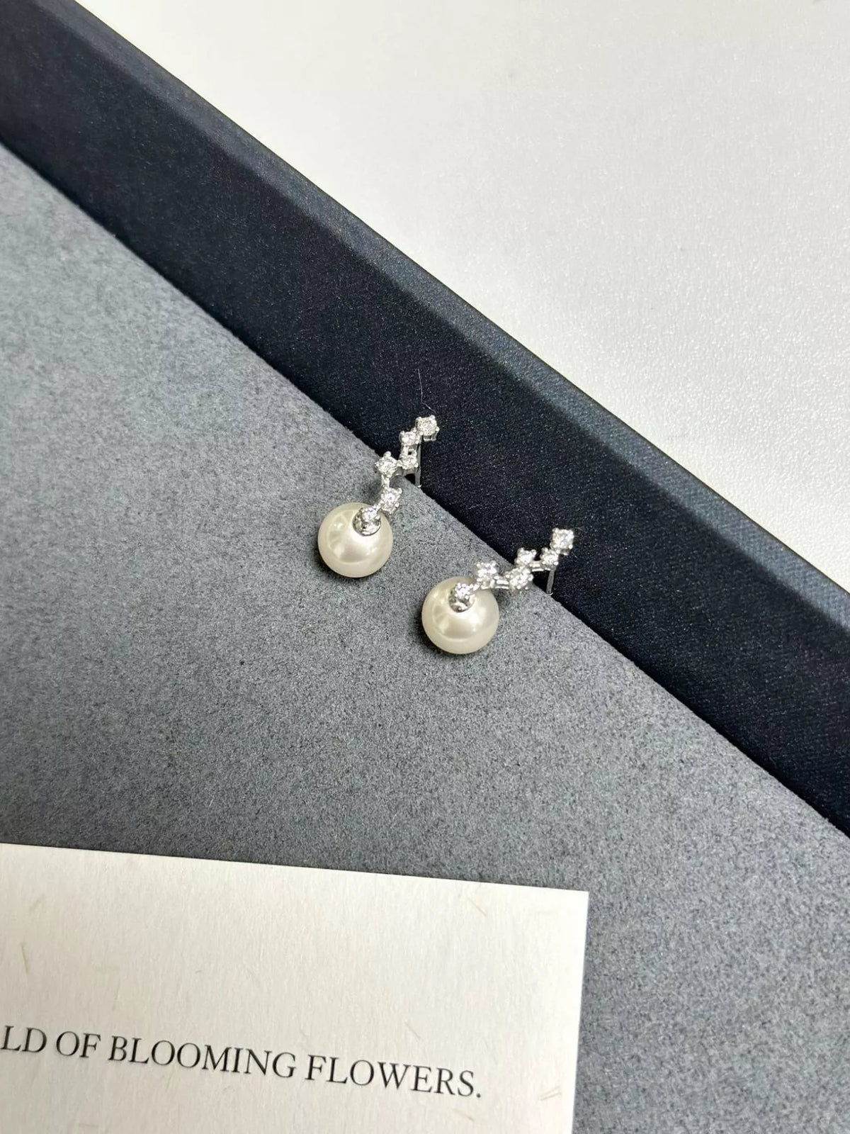 Gray pearl sterling silver zircon earrings detail view