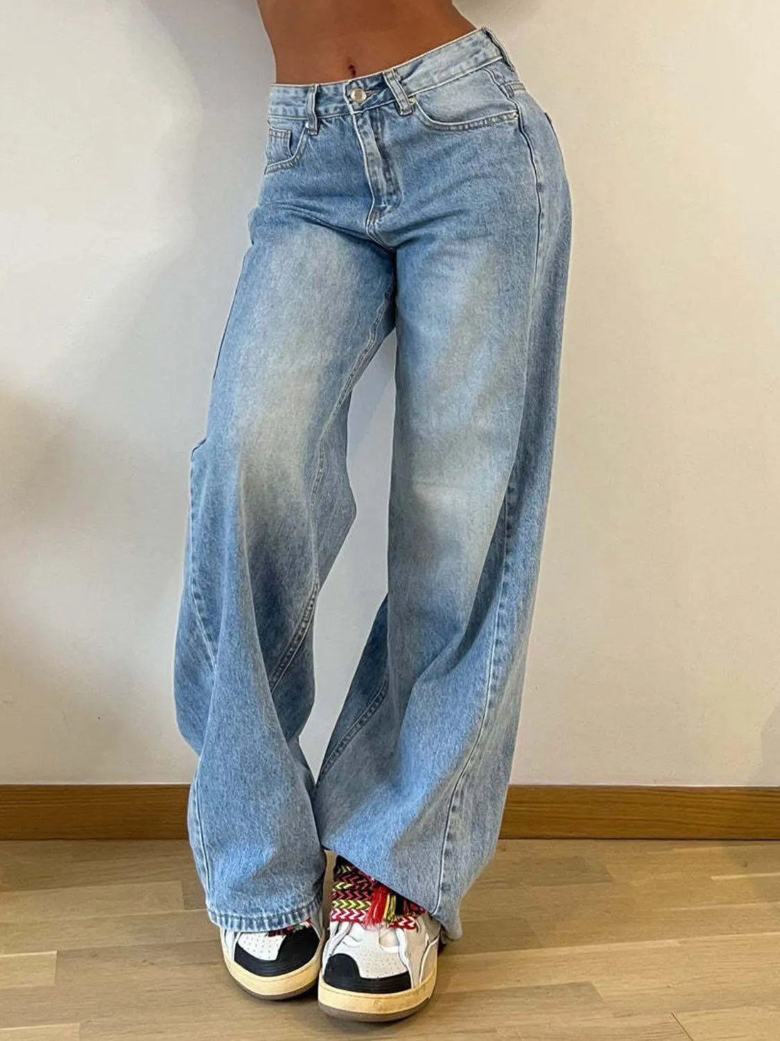 Wide leg jeans with pockets front view