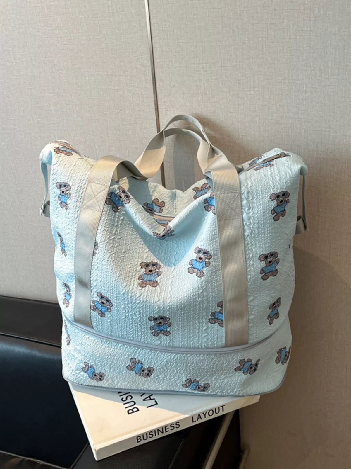 Teddy bear print travel bag in blue