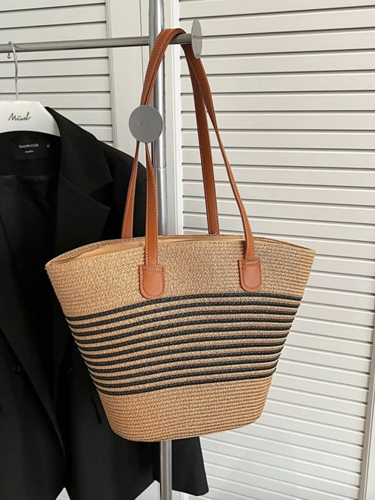 Straw shoulder bag interior view