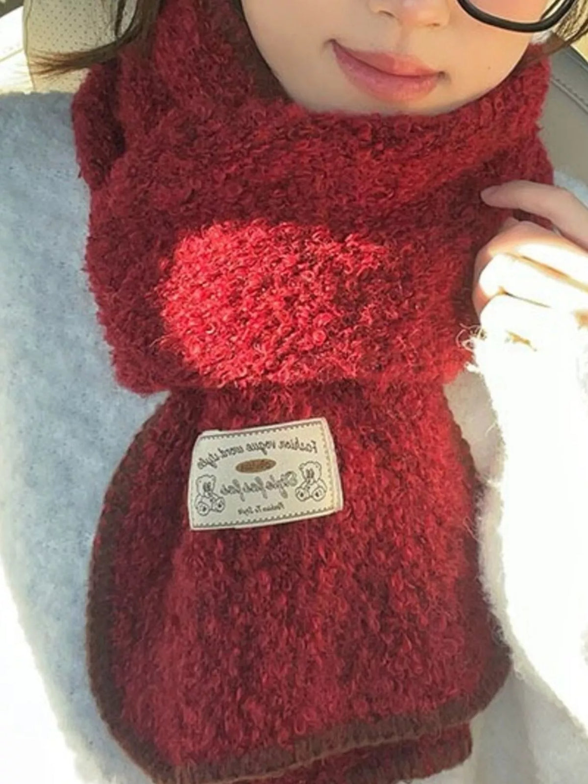 Plush scarf with a clean contrast trim edge