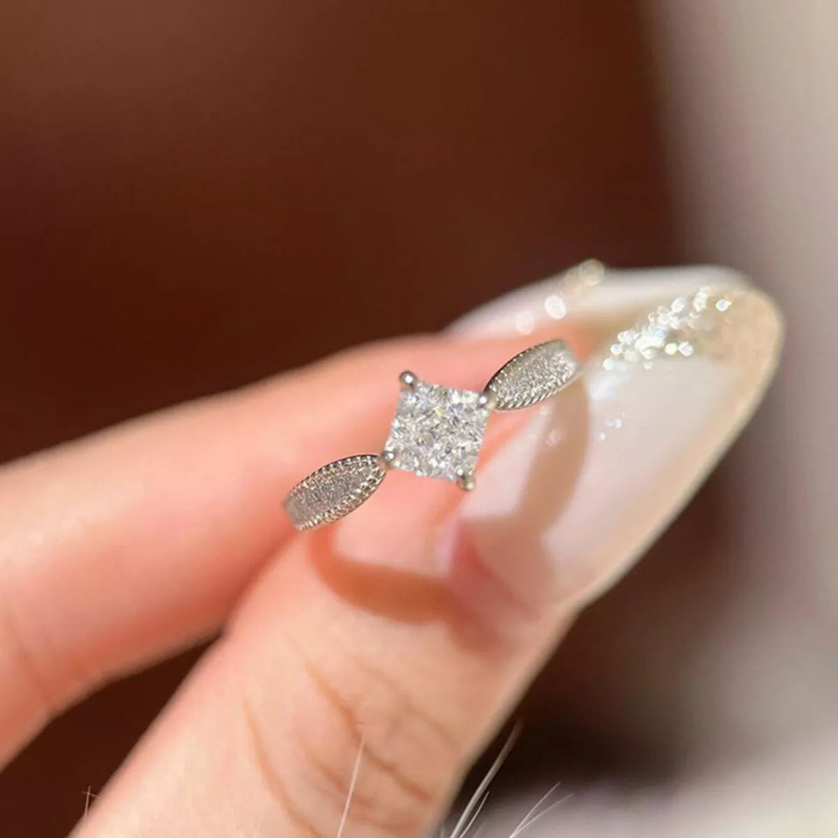 Close view of the moissanite stone setting