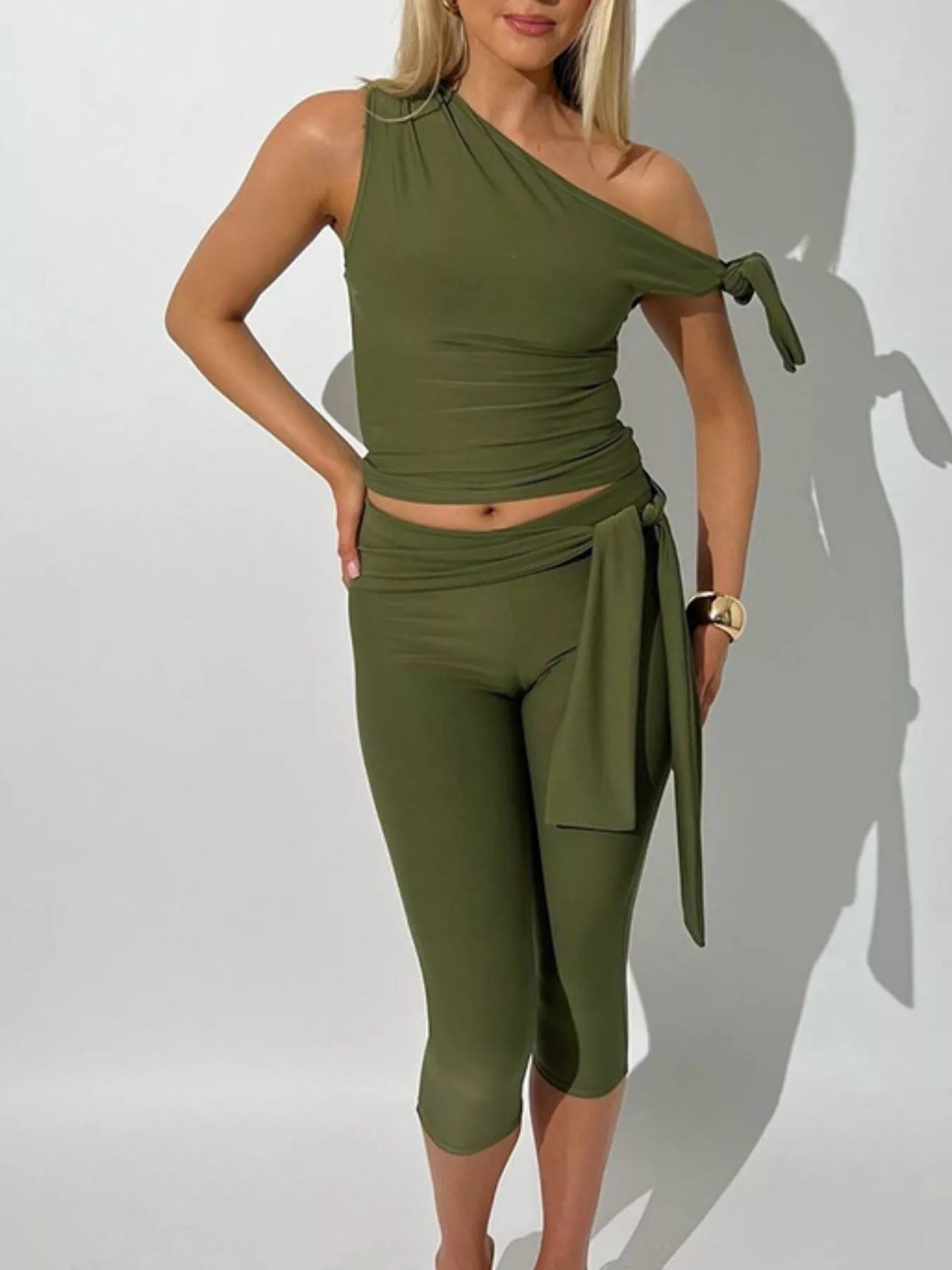 Coordinated tie knot top and capri set back view