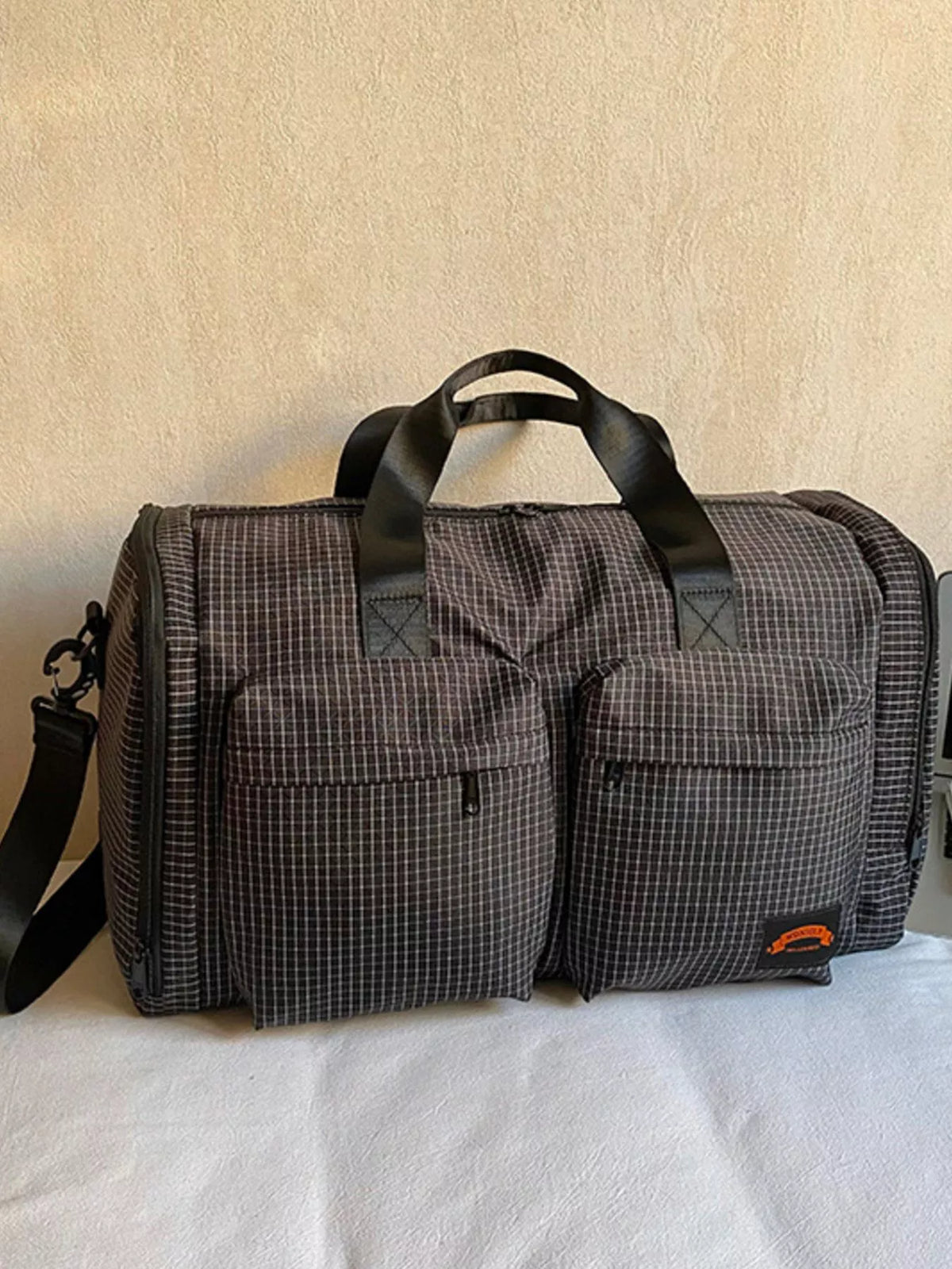 Duffel bag multiple pockets detail