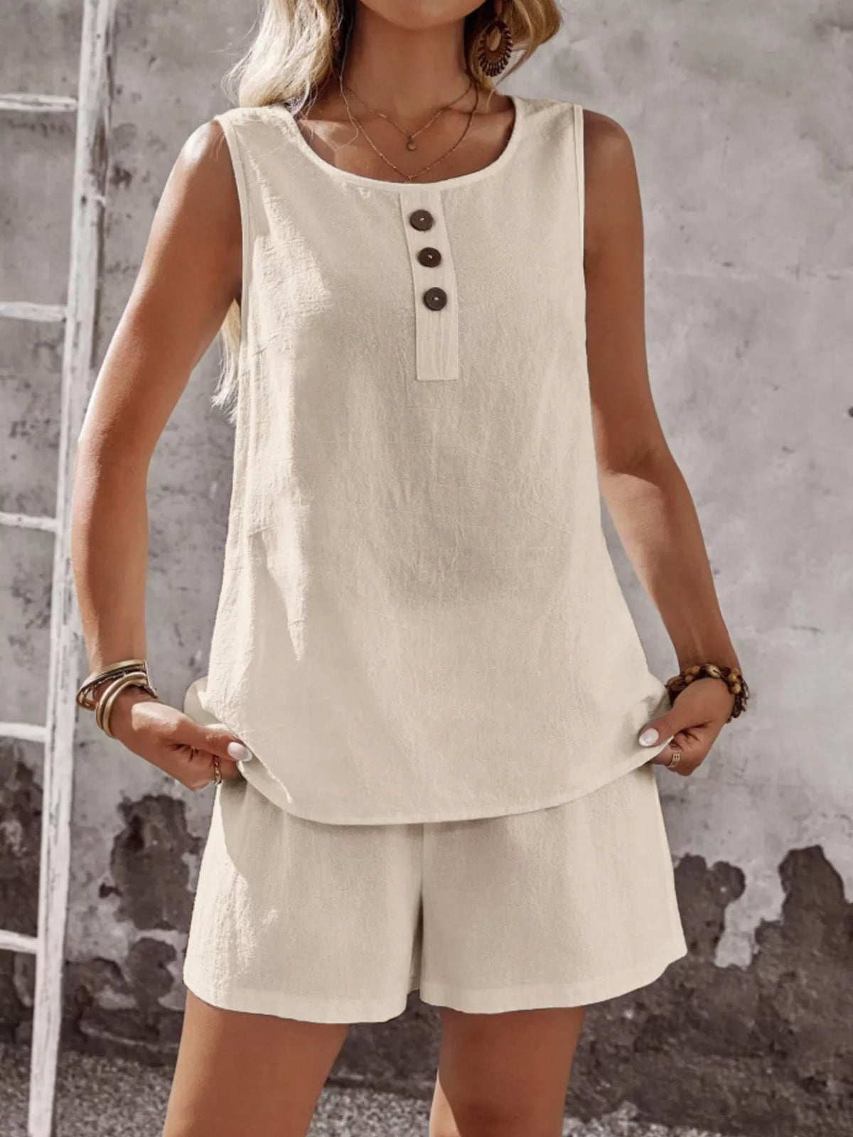 Two piece round neck tank shorts set detail