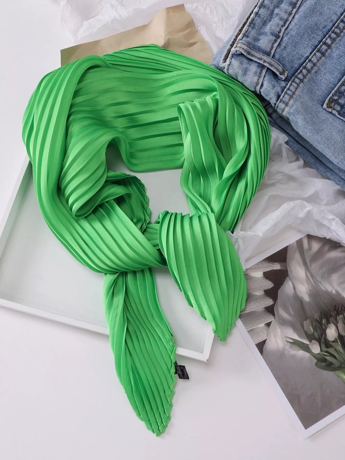 Pleated satin scarf tied at the neck