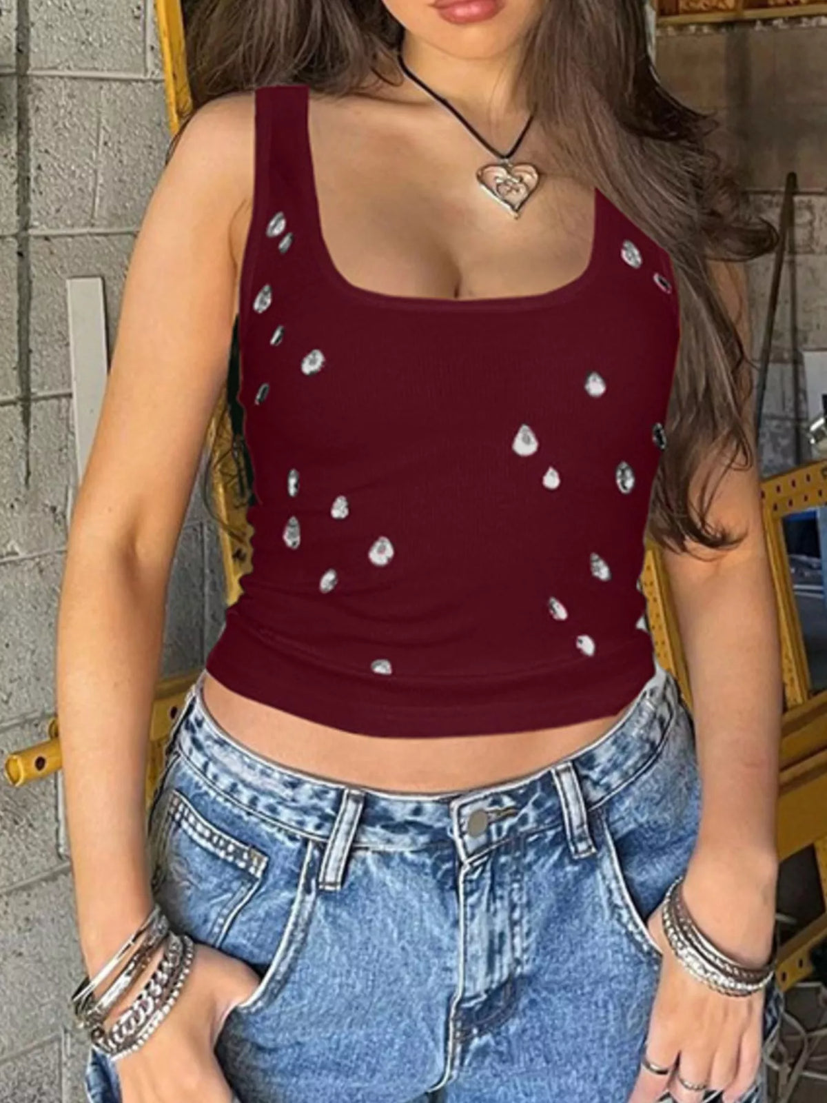 Close fitting shape of the polyester tank top
