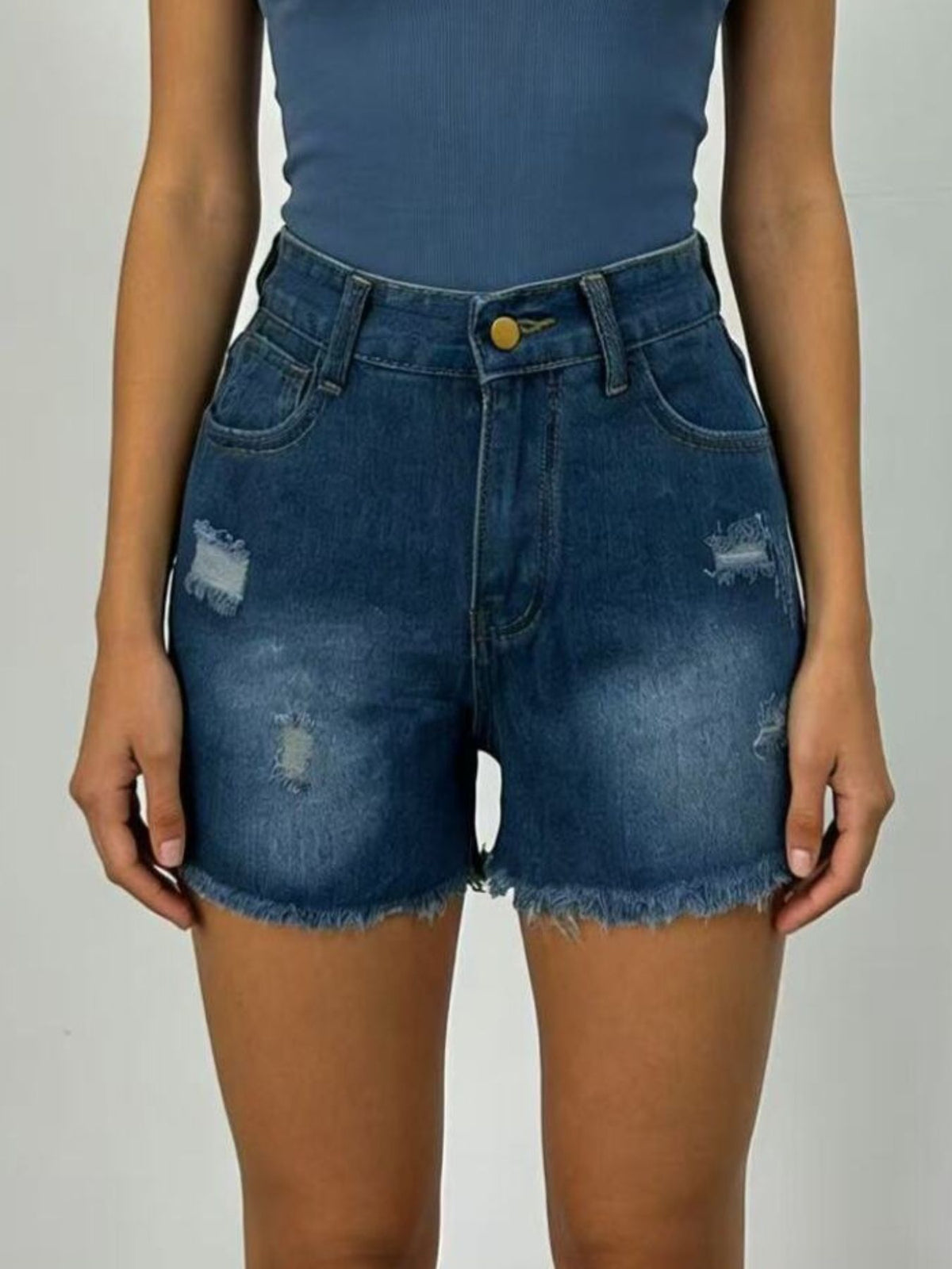Side angle of the frayed hem denim shorts