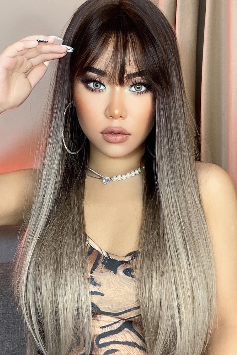 Wig black and gray color detail
