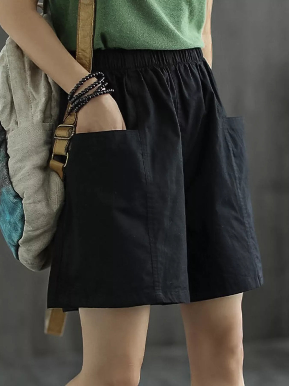 Casual elastic waist shorts with pockets styled look