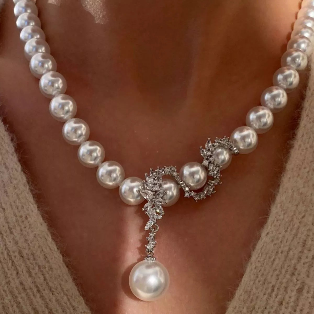 Pearl necklace clasp detail