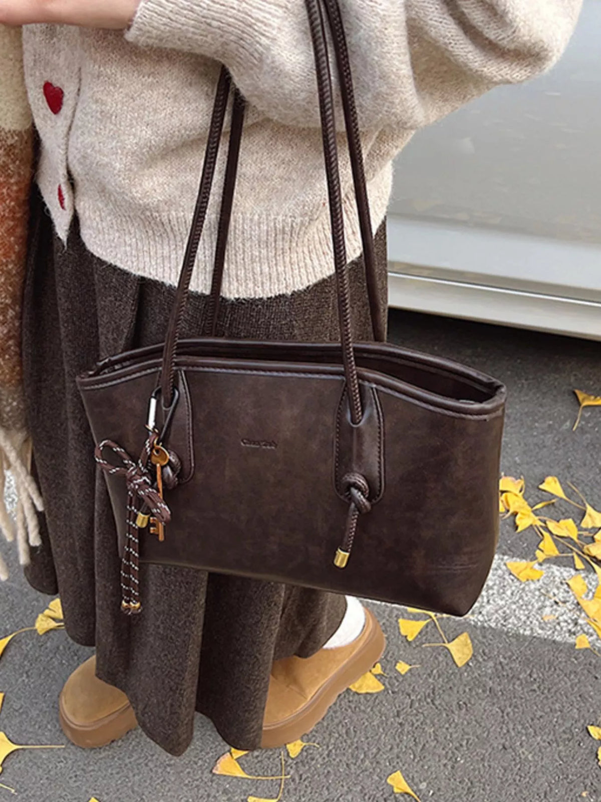 Leather shoulder bag in chocolate