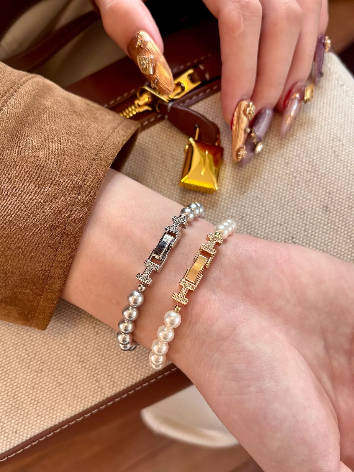 Pearl double H buckle bracelet silver close up
