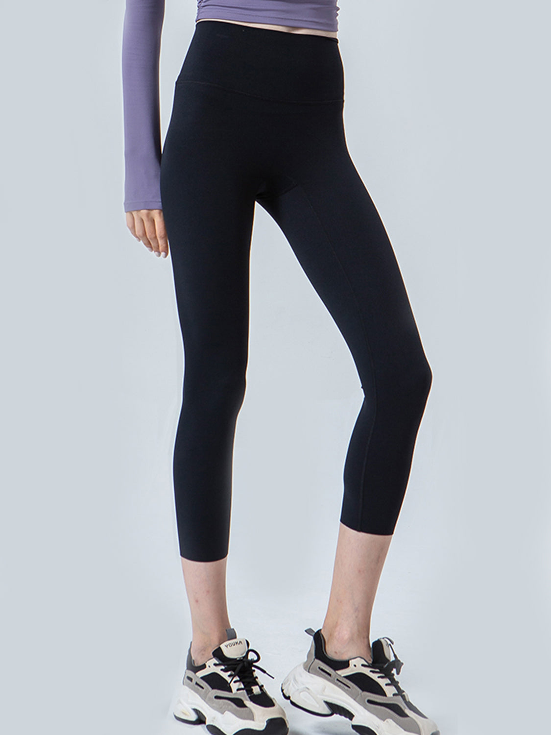 Wide waistband cropped sports leggings neckline detail