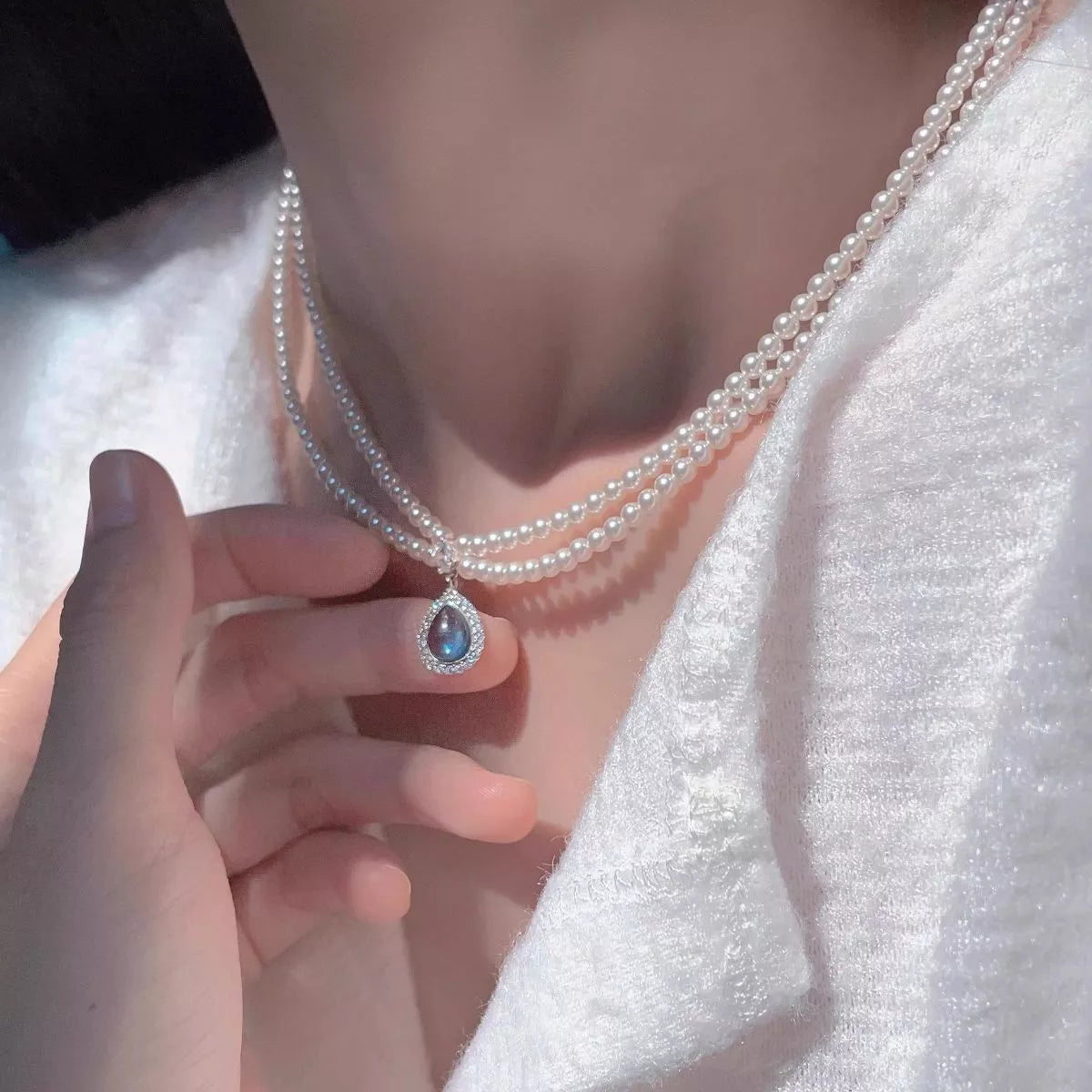 Double layered pearl teardrop pendant necklace styled look