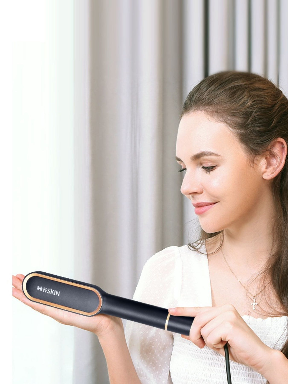 Straightening comb controls close up