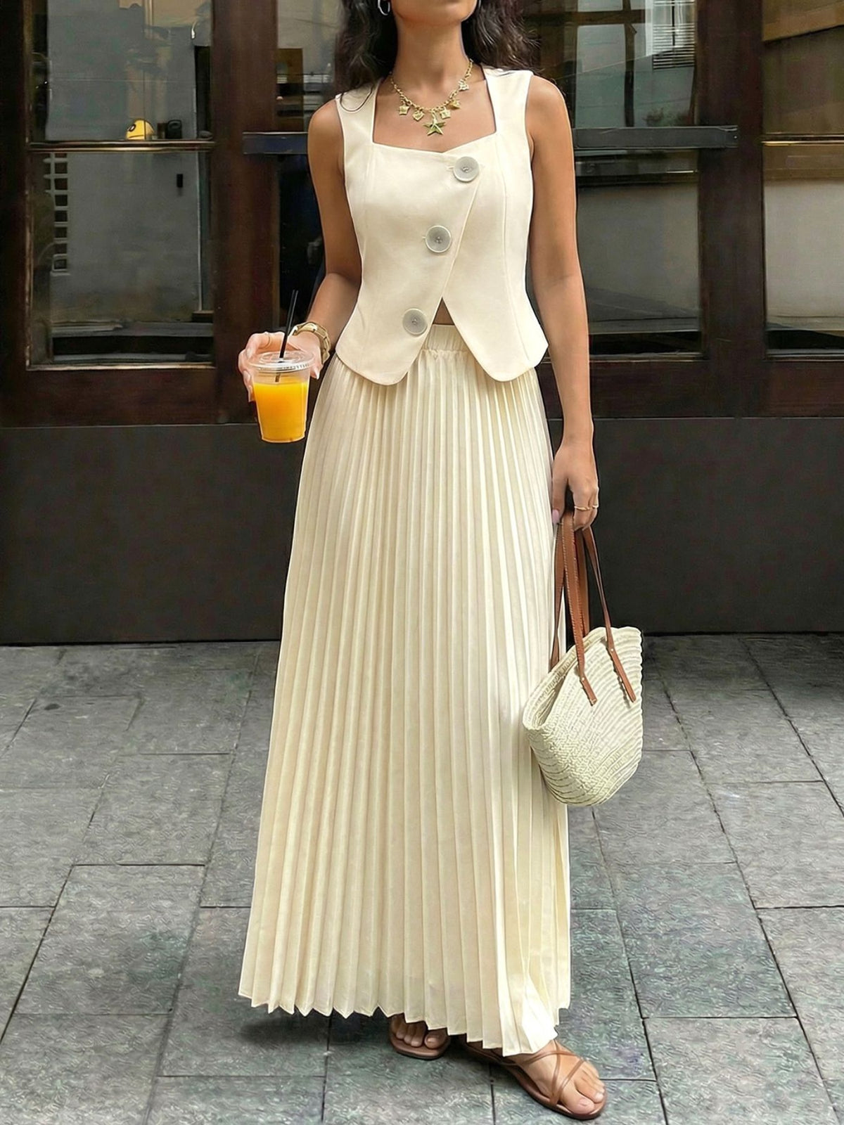Pleated maxi skirt movement detail