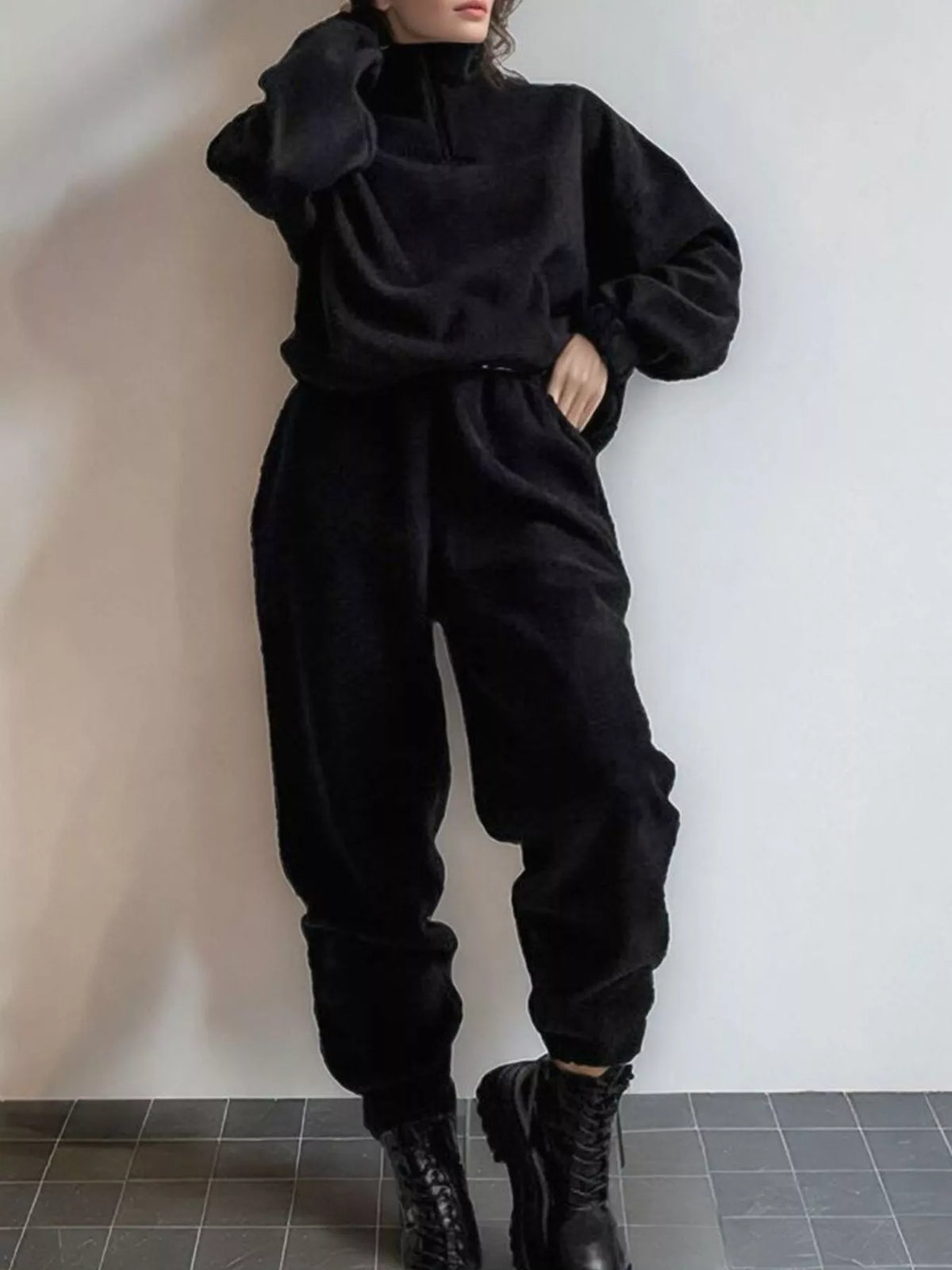 Sweatshirt pants set casual look