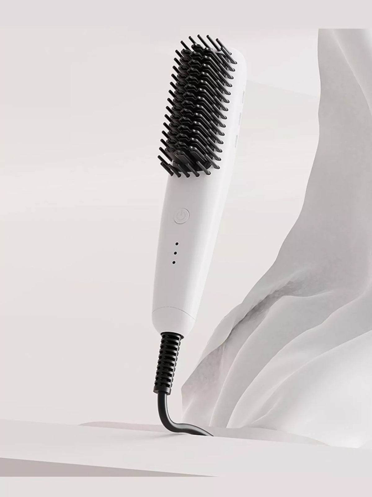 Straightening comb smoothing hair