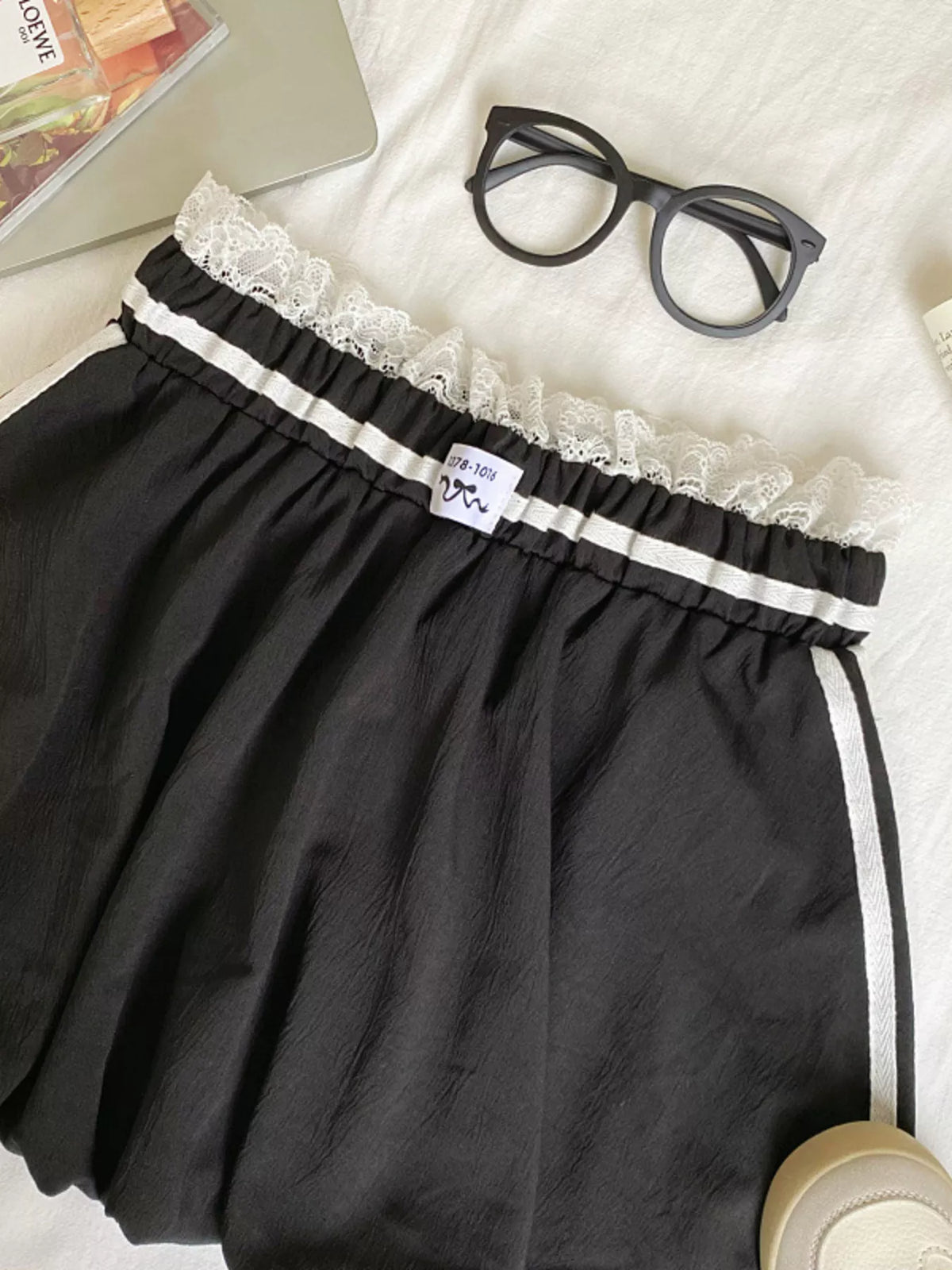 Lace trim elastic waist mini skirt fabric detail
