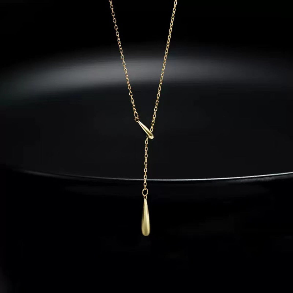 Y pendant necklace chain and drop detail