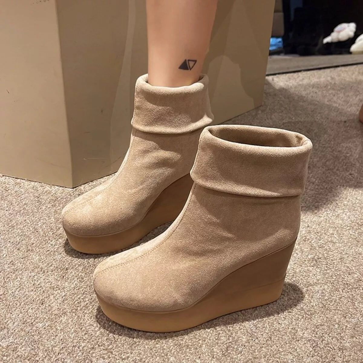 Round Toe Wedge Boots collar detail