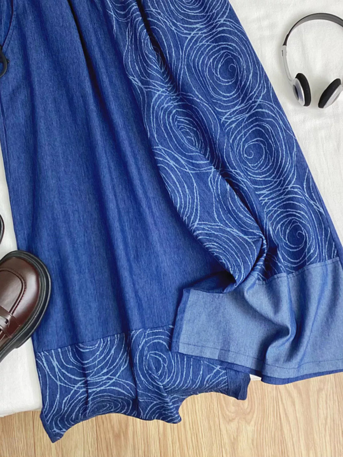 Elastic waist printed jeans styled look