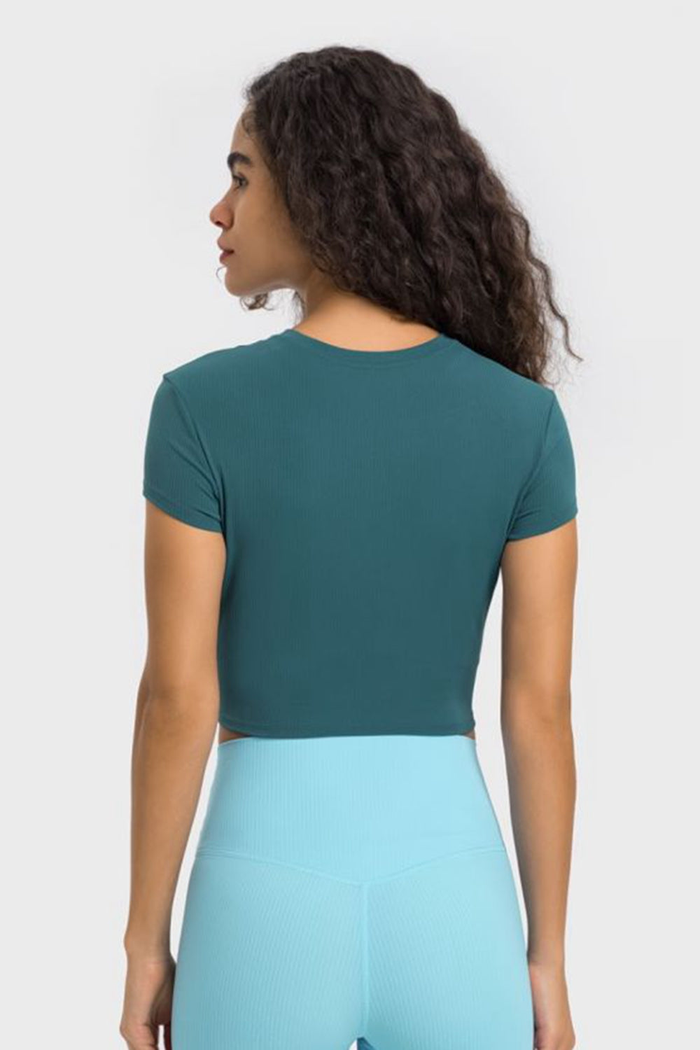 Round neck cropped sports t-shirt campaign view