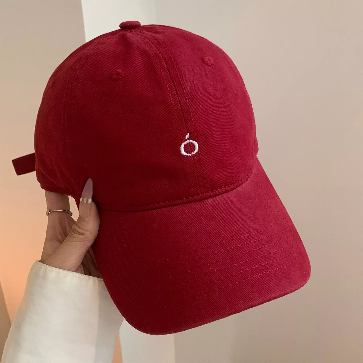 Embroidery and crown detail on the cotton baseball cap