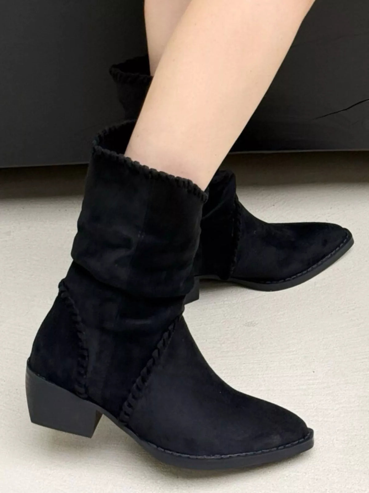 Black point toe block heel boots toe close up
