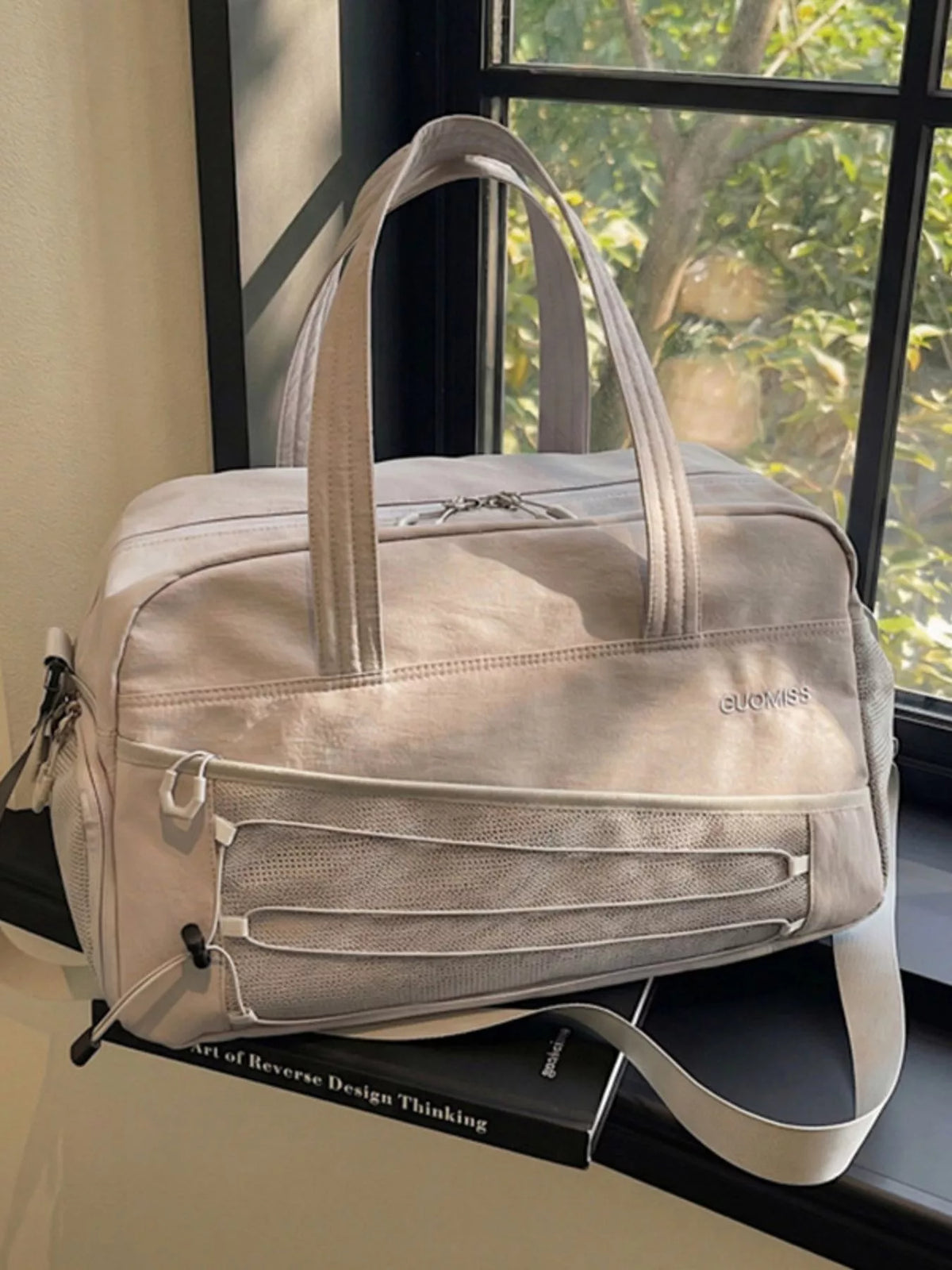 Foldable duffel handles detail
