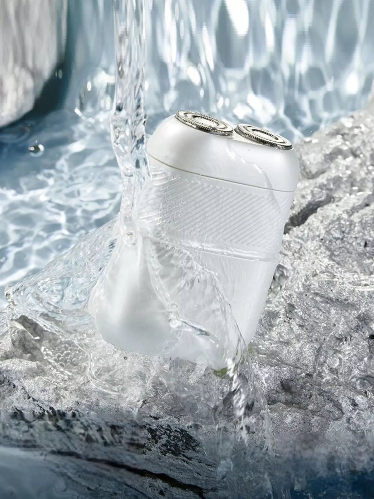 Mini shaver in white