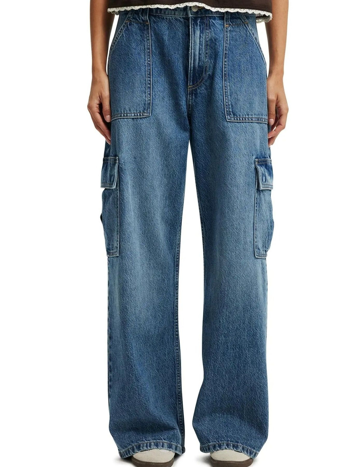 Cargo jeans leg pocket detail